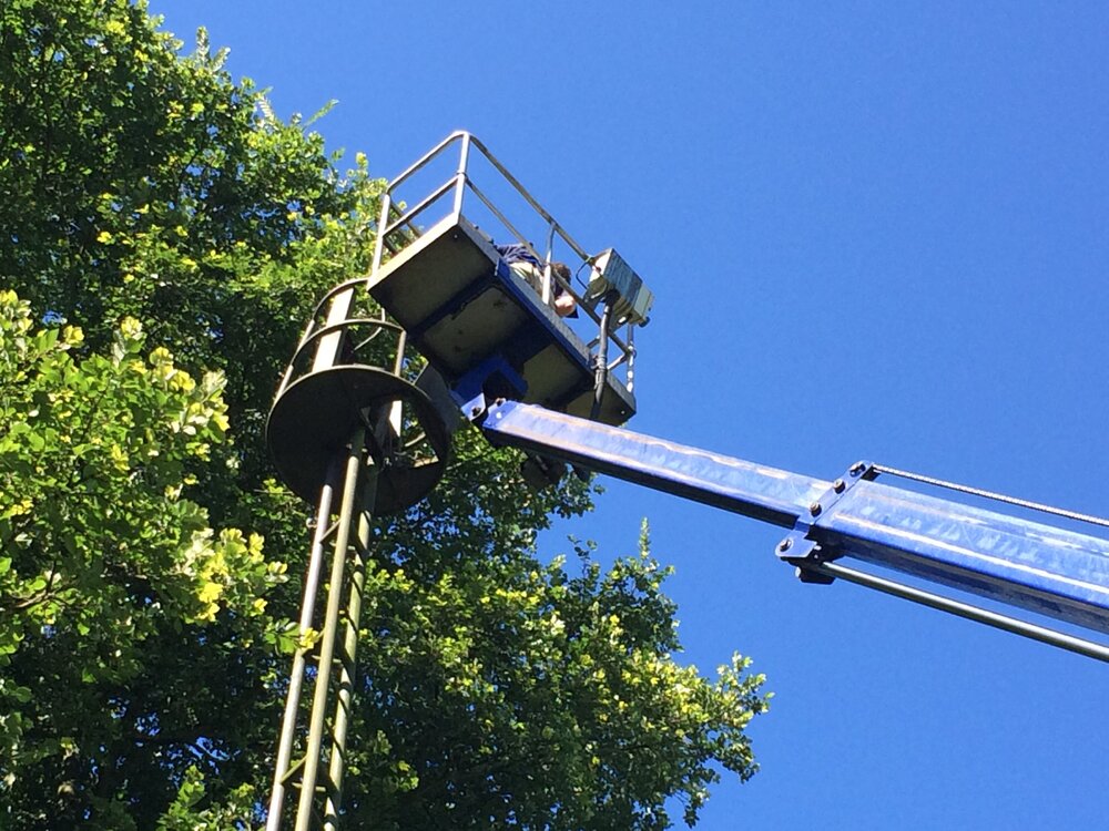 Foto van een hoogwerker van onderaf gemaakt